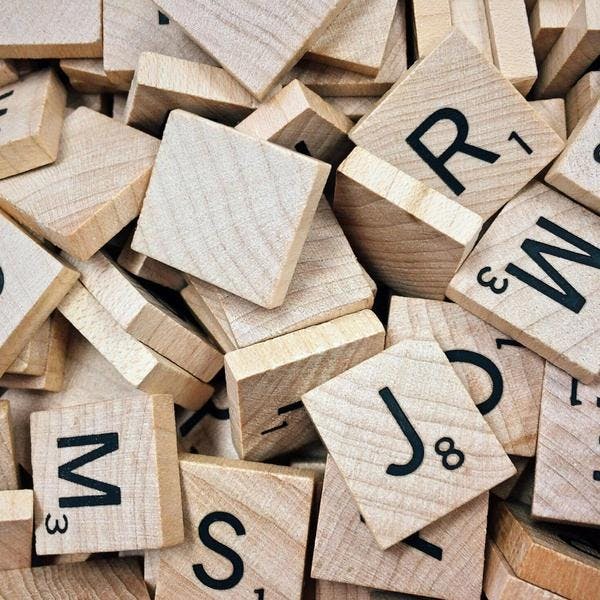 Scrabble-brikker med bokstaver
