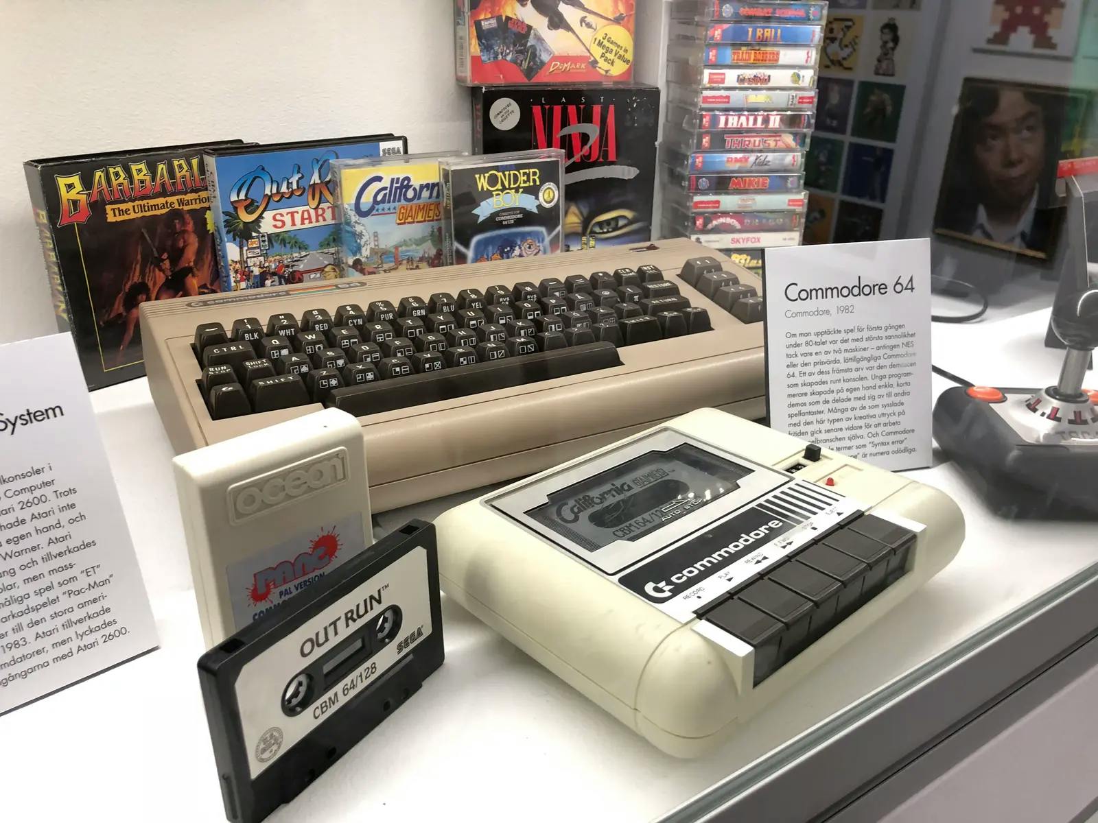 Commodore 64 med kassettspiller.
